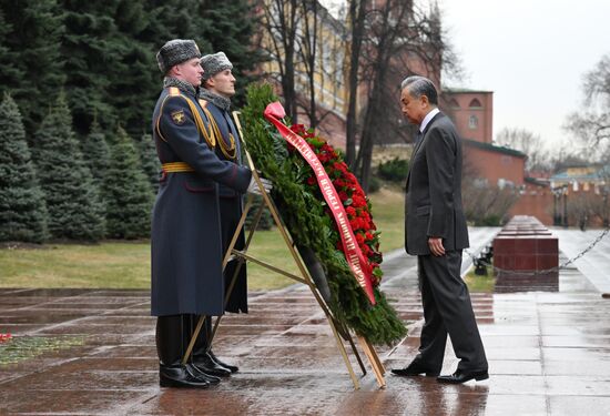 Глава МИД КНР Ван И  возложил цветы к Могиле Неизвестного Солдата