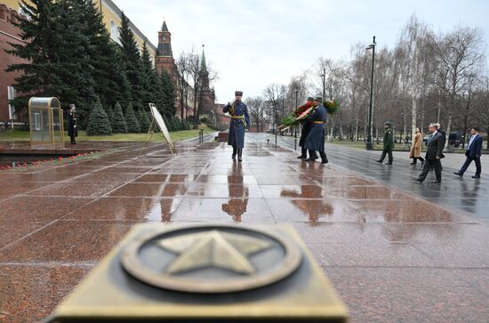 Глава МИД КНР Ван И  возложил цветы к Могиле Неизвестного Солдата