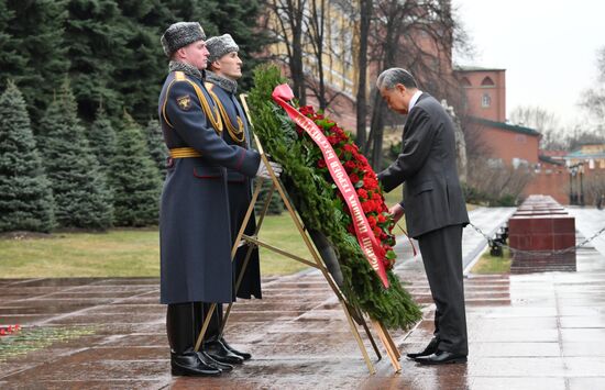 Глава МИД КНР Ван И  возложил цветы к Могиле Неизвестного Солдата