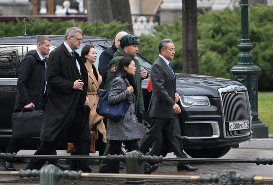 Глава МИД КНР Ван И  возложил цветы к Могиле Неизвестного Солдата