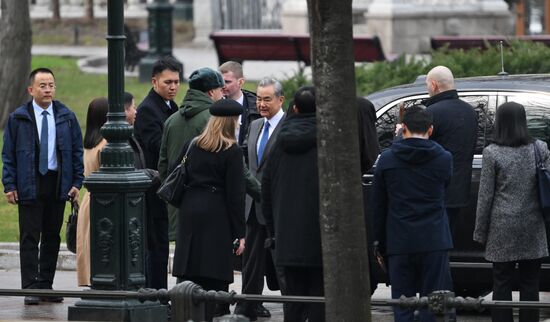 Глава МИД КНР Ван И  возложил цветы к Могиле Неизвестного Солдата