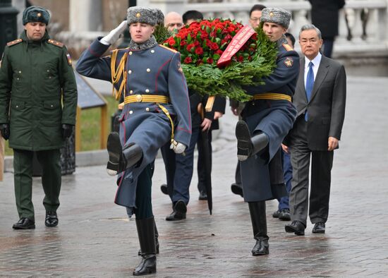 Глава МИД КНР Ван И  возложил цветы к Могиле Неизвестного Солдата