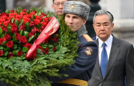 Глава МИД КНР Ван И  возложил цветы к Могиле Неизвестного Солдата