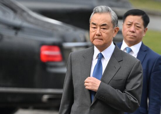 Глава МИД КНР Ван И  возложил цветы к Могиле Неизвестного Солдата