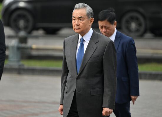 Глава МИД КНР Ван И  возложил цветы к Могиле Неизвестного Солдата