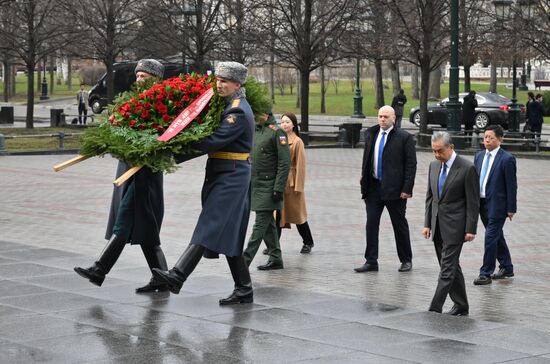 Глава МИД КНР Ван И  возложил цветы к Могиле Неизвестного Солдата