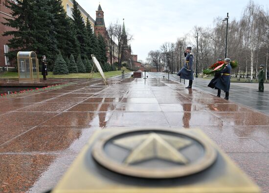 Глава МИД КНР Ван И  возложил цветы к Могиле Неизвестного Солдата