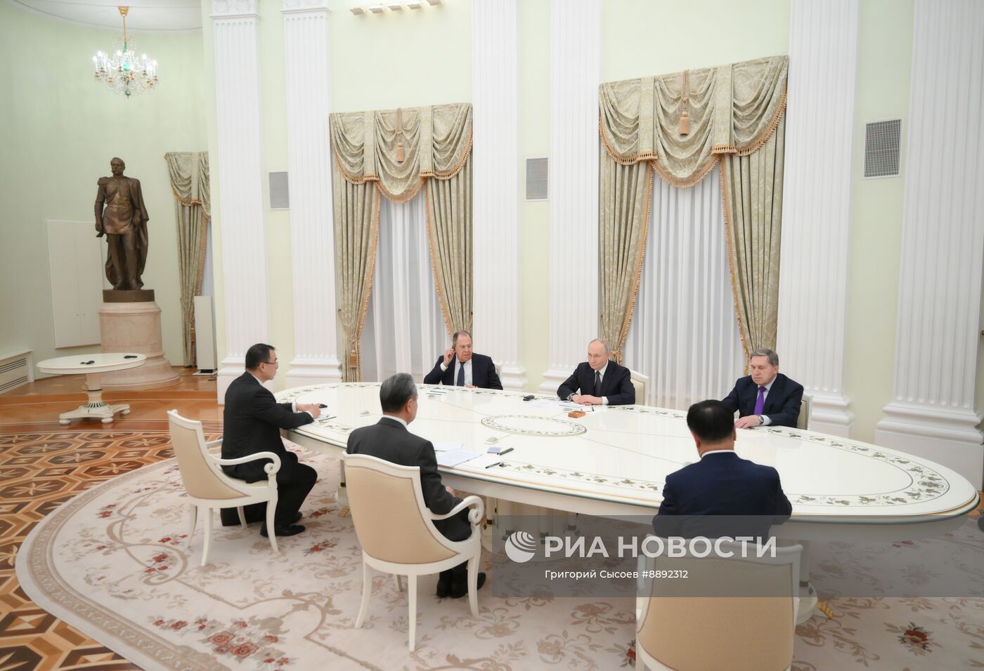 Встреча президента Владимира Путина с главой МИД КНР Ваном И