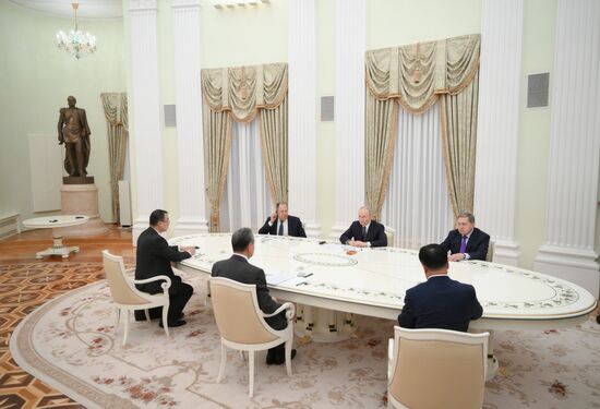 Встреча президента Владимира Путина с главой МИД КНР Ваном И