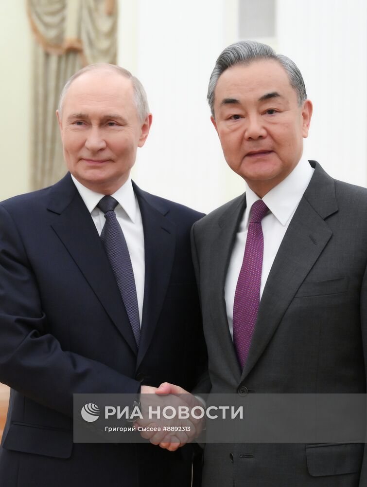 Встреча президента Владимира Путина с главой МИД КНР Ваном И