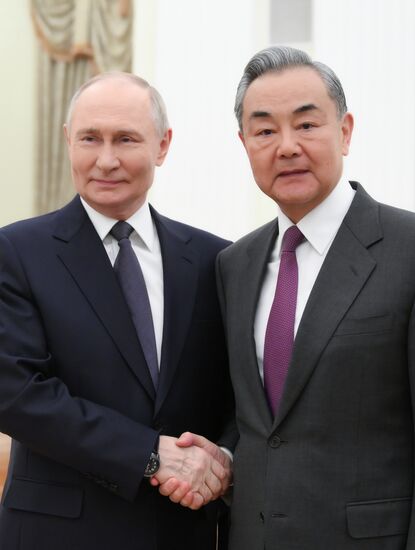 Встреча президента Владимира Путина с главой МИД КНР Ваном И