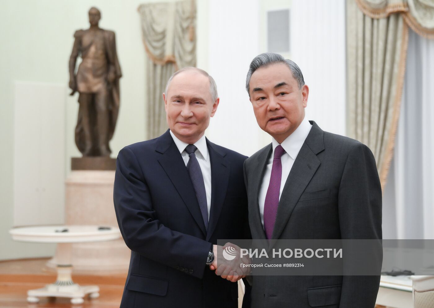 Встреча президента Владимира Путина с главой МИД КНР Ваном И