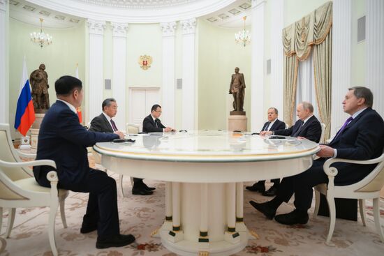 Встреча президента Владимира Путина с главой МИД КНР Ваном И