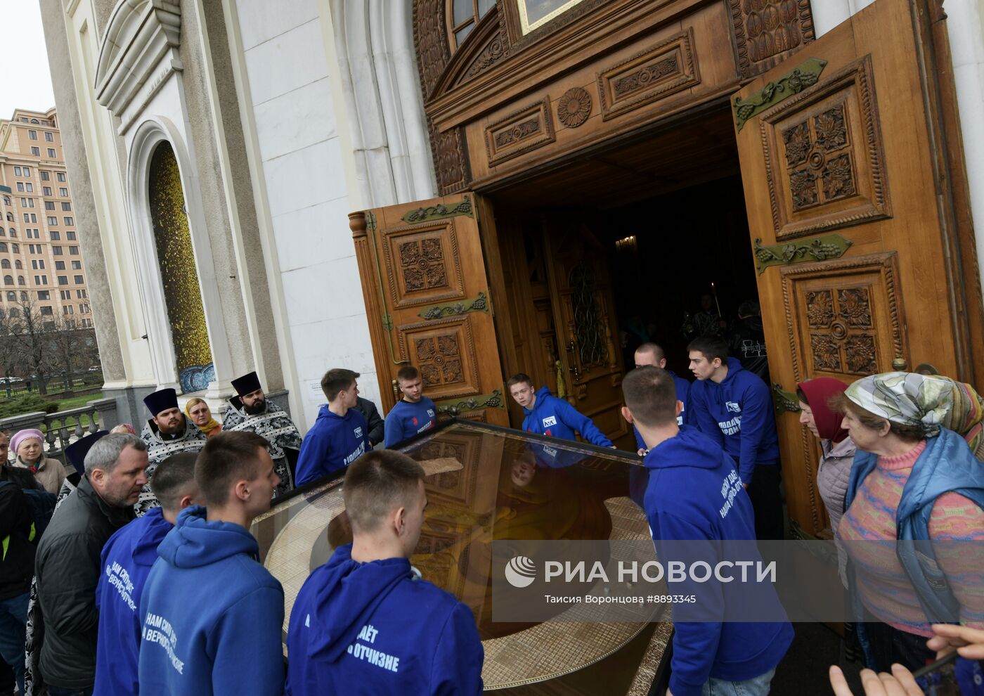 Перенос иконы в Свято-Преображенский кафедральный собор в Донецке