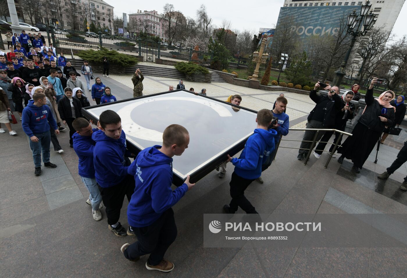 Перенос иконы в Свято-Преображенский кафедральный собор в Донецке