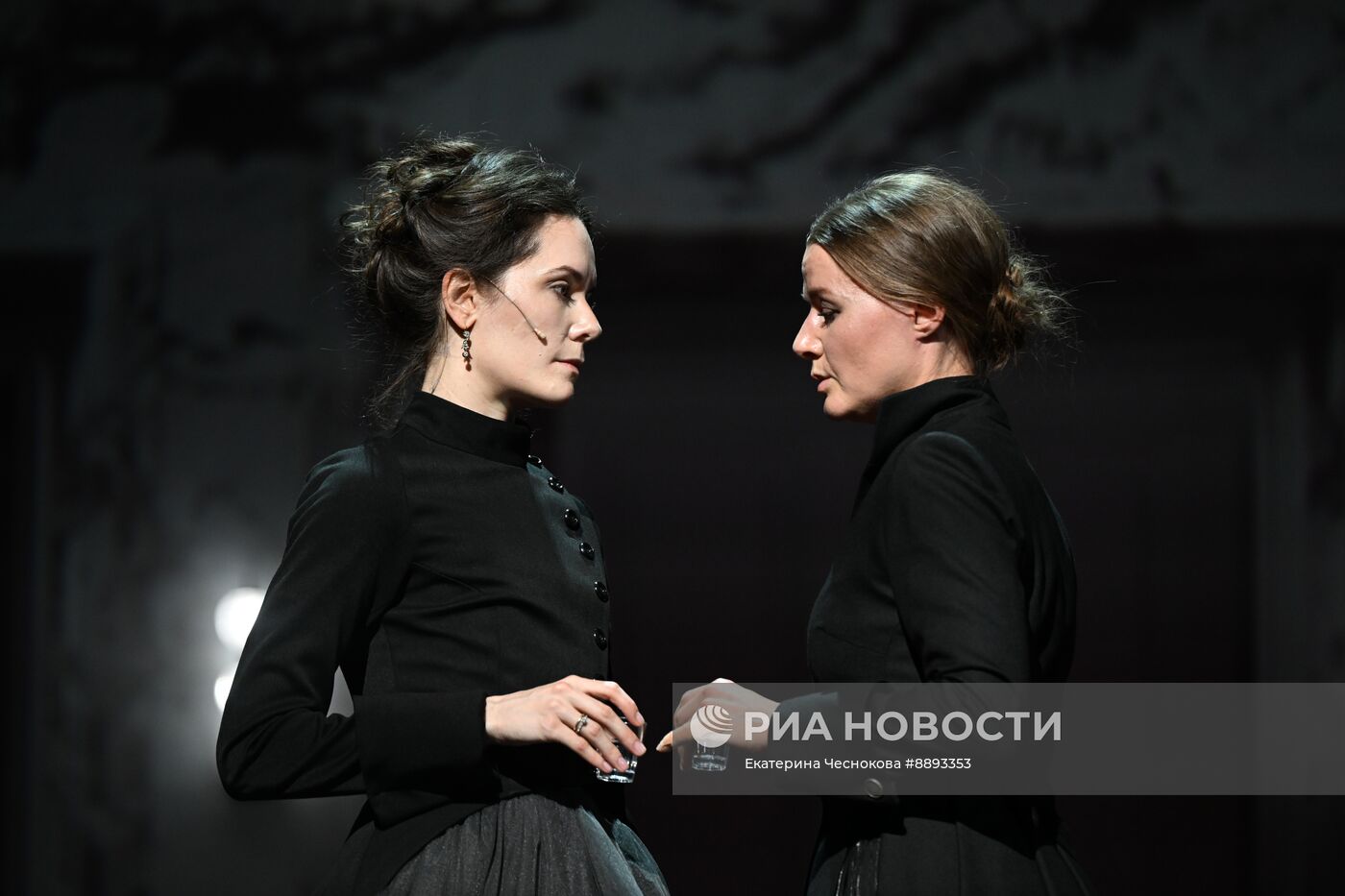 Спектакль "Каренина" в театре на Таганке