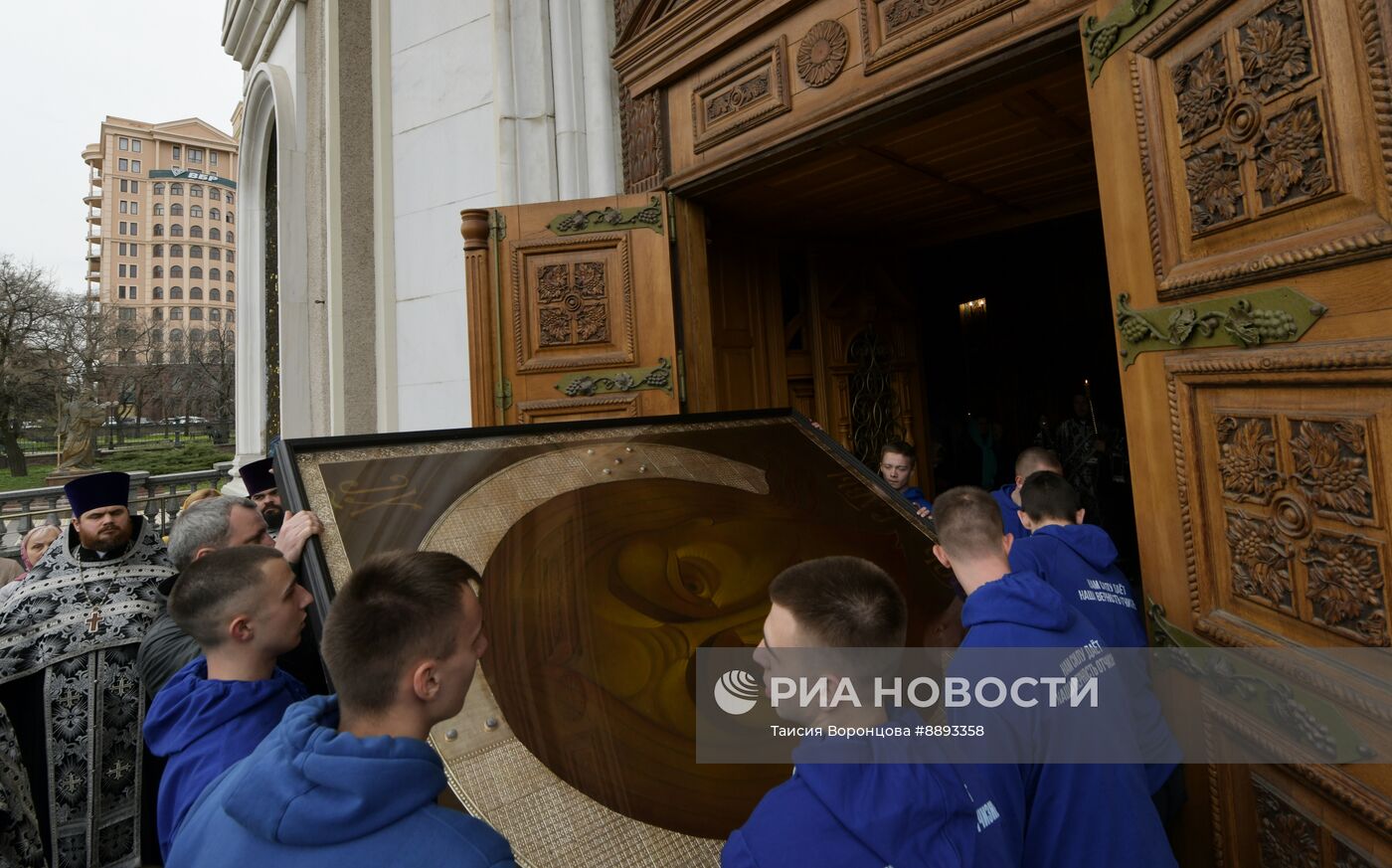 Перенос иконы в Свято-Преображенский кафедральный собор в Донецке