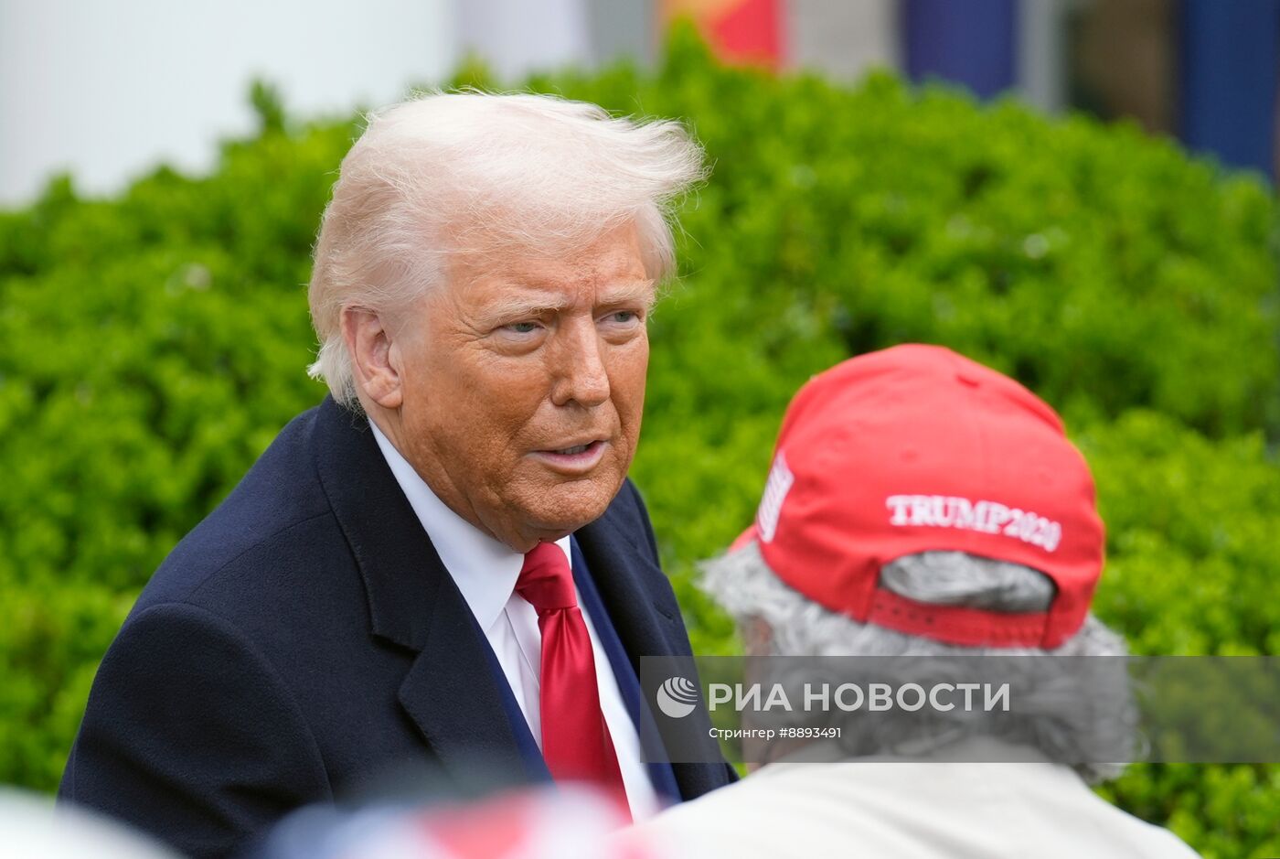 Президент США Трамп объявил о введении пошлин на продукцию других стран