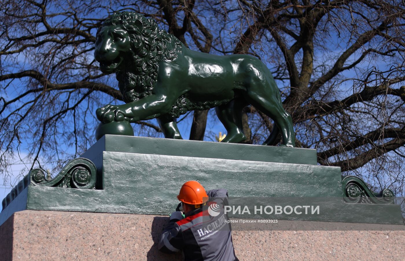 Скульптуры львов вернулись на Дворцовую пристань в Санкт-Петербурге после реставрации