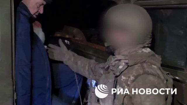 Бойцы "Севера" эвакуируют жителей села Гуево в Курской области