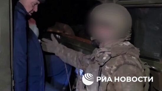 Бойцы "Севера" эвакуируют жителей села Гуево в Курской области