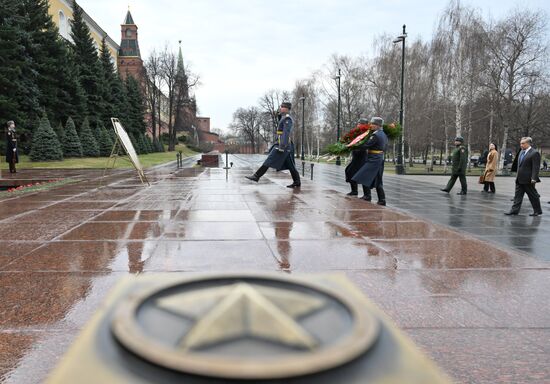 Глава МИД КНР Ван И  возложил цветы к Могиле Неизвестного Солдата