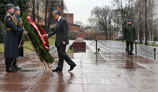 Глава МИД КНР Ван И  возложил цветы к Могиле Неизвестного Солдата
