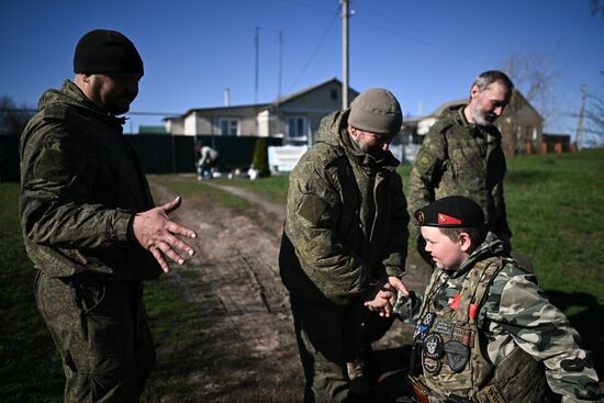 Мальчик из Курской области каждый день приветствует российских военных