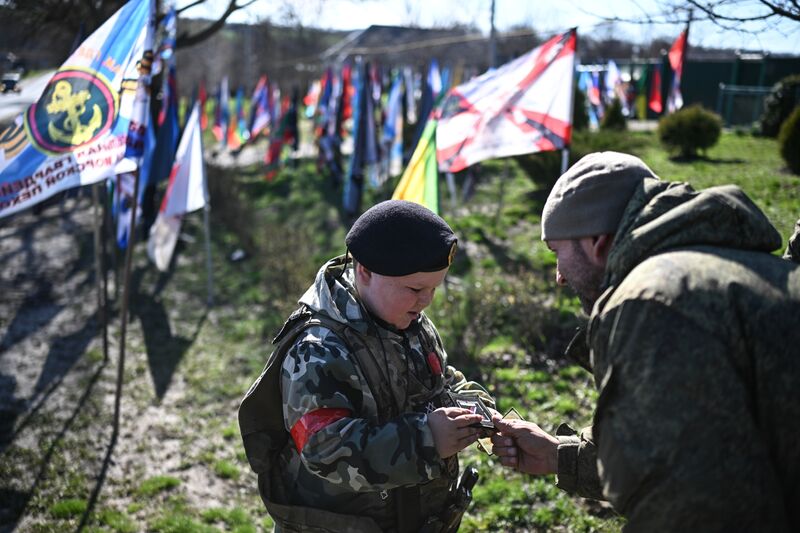 Мальчик из Курской области каждый день приветствует российских военных