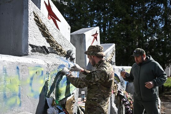 Реставрация братской могилы воинов Советской Армии в Курской области