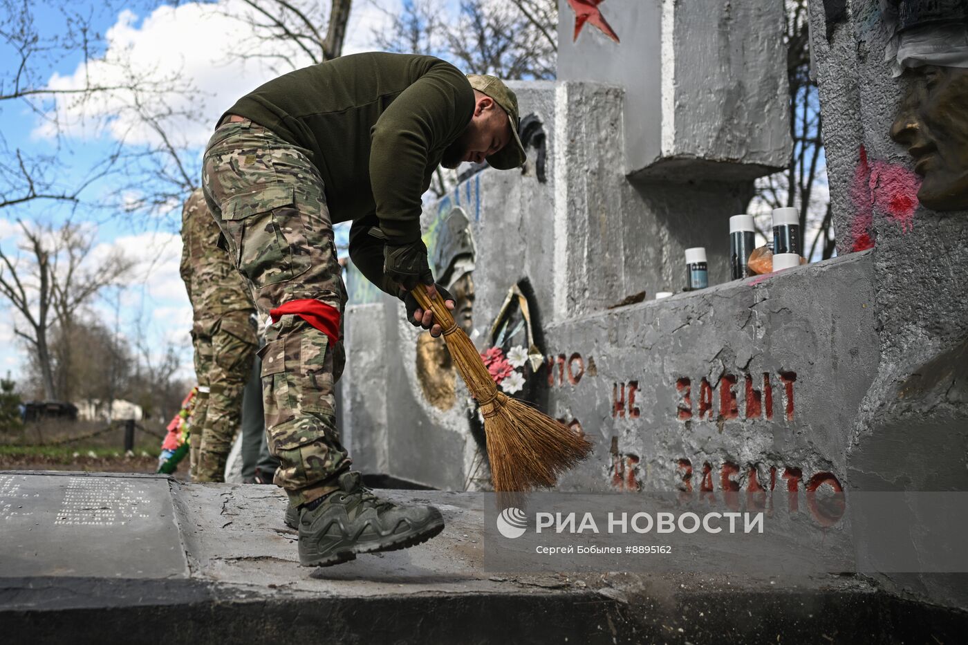 Реставрация братской могилы воинов Советской Армии в Курской области