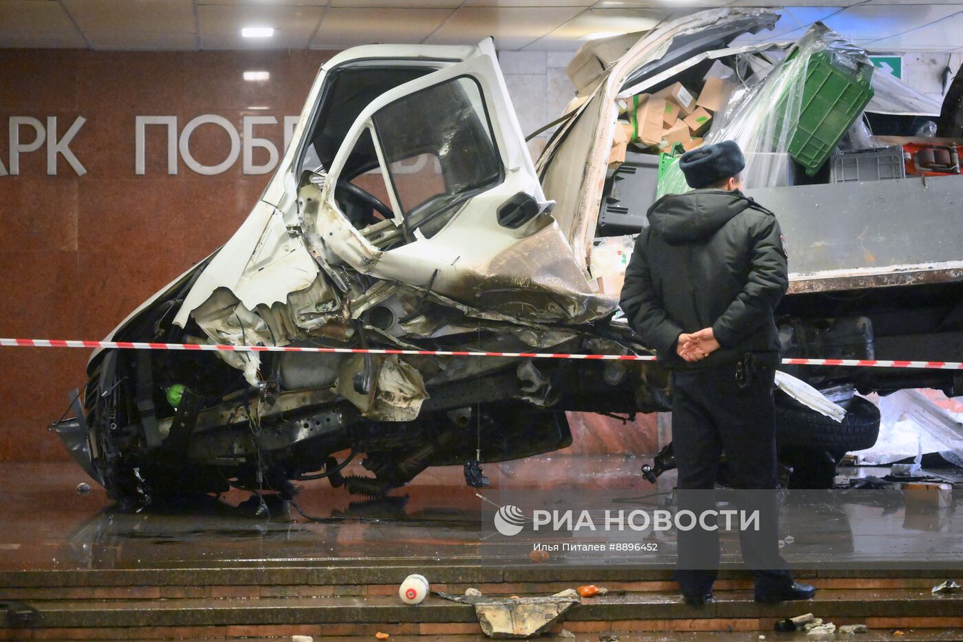 Грузовая "Газель" въехала в подземный переход в метро "Парк Победы"