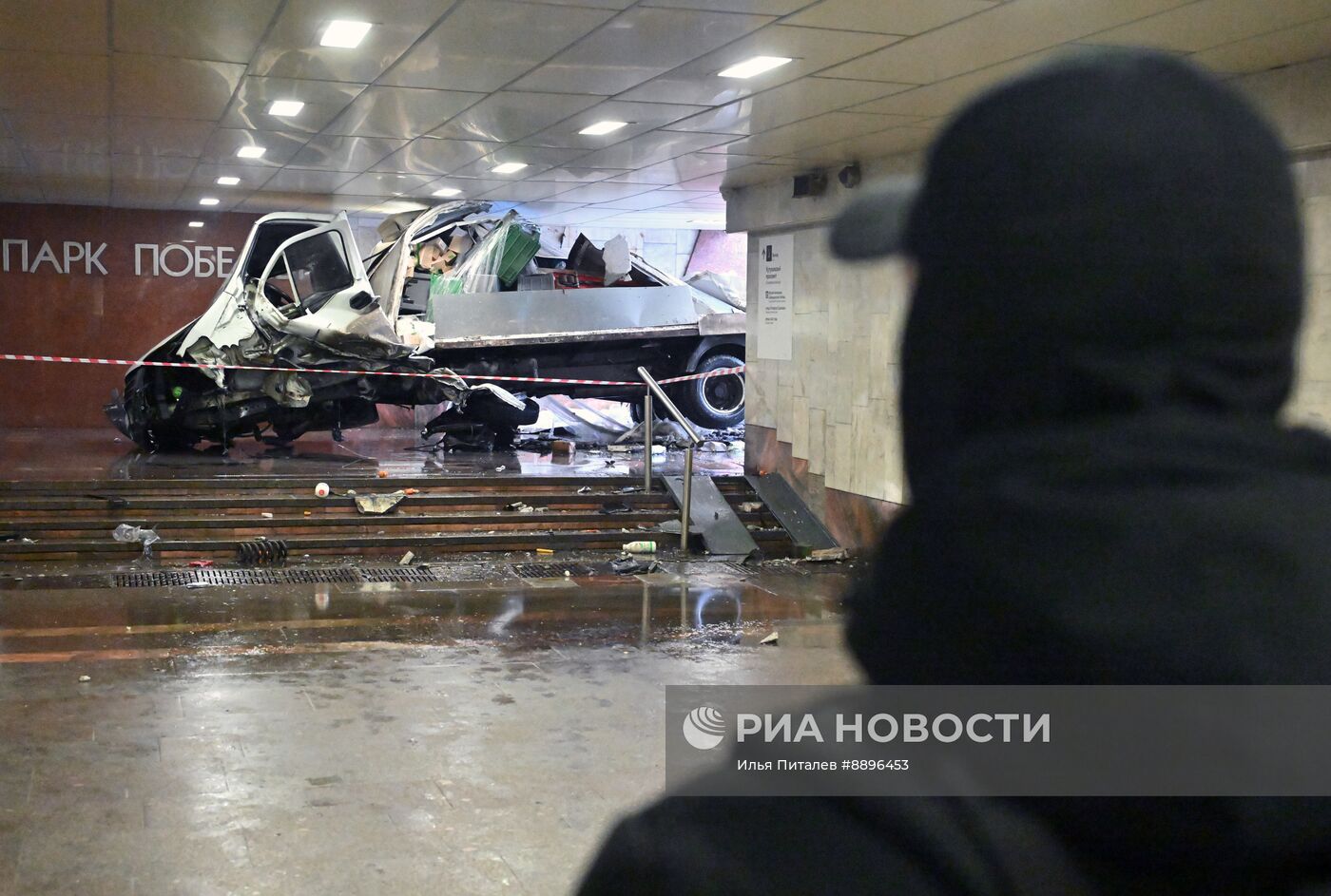 Грузовая "Газель" въехала в подземный переход в метро "Парк Победы"