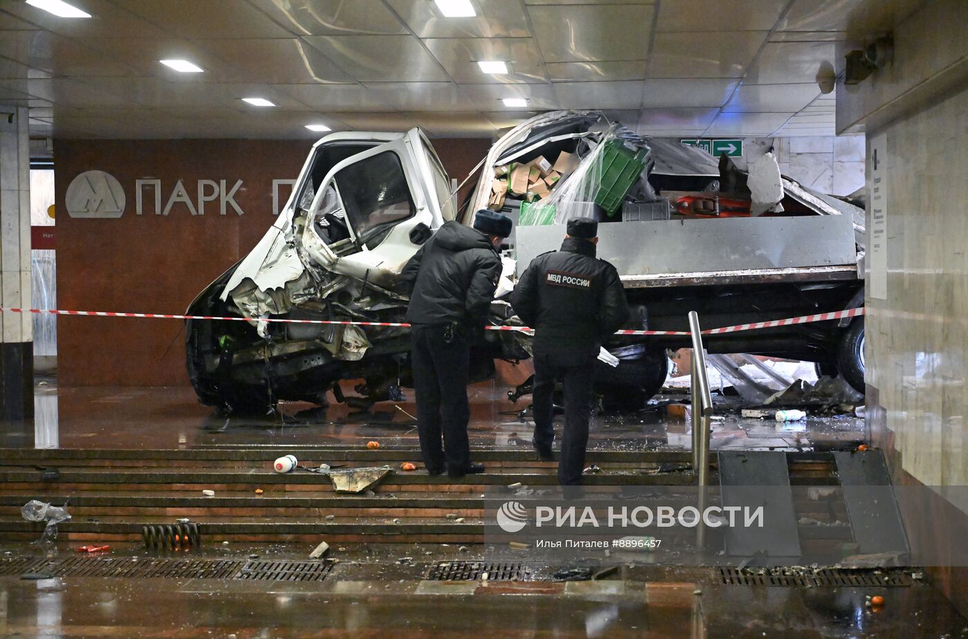 Грузовая "Газель" въехала в подземный переход в метро "Парк Победы"