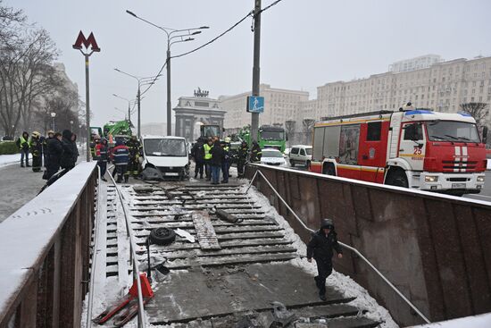 Грузовая "Газель" въехала в подземный переход в метро "Парк Победы"