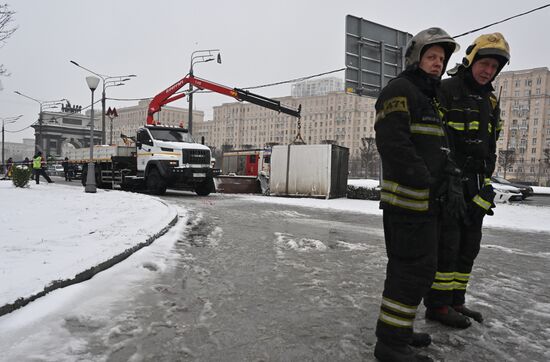 Грузовая "Газель" въехала в подземный переход в метро "Парк Победы"