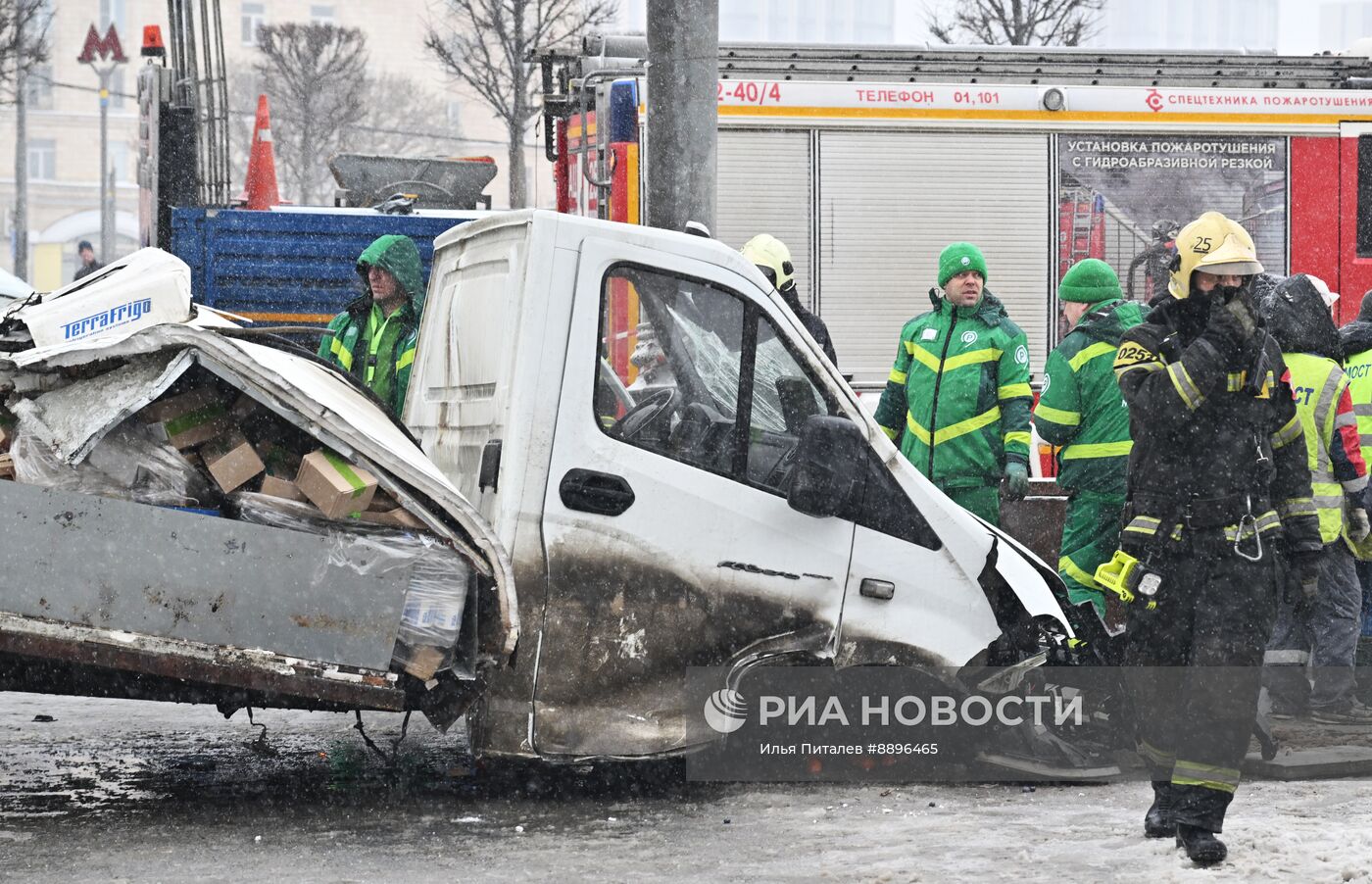 Грузовая "Газель" въехала в подземный переход в метро "Парк Победы"