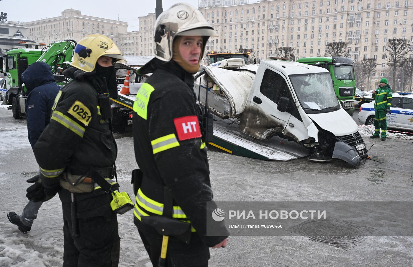 Грузовая "Газель" въехала в подземный переход в метро "Парк Победы"