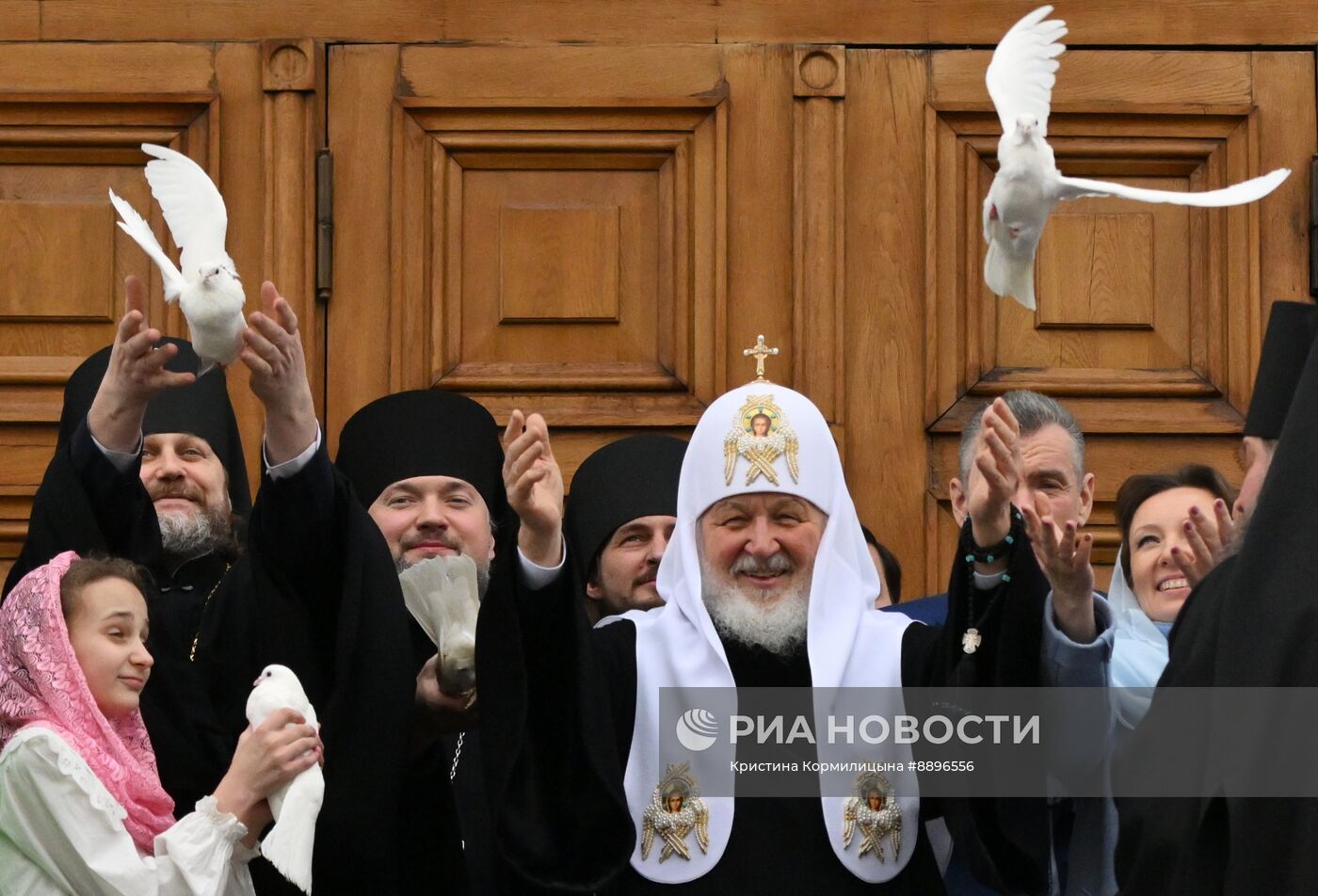 Патриарх Кирилл выпустил голубей в праздник Благовещения