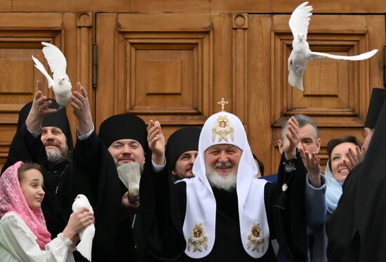 Патриарх Кирилл выпустил голубей в праздник Благовещения