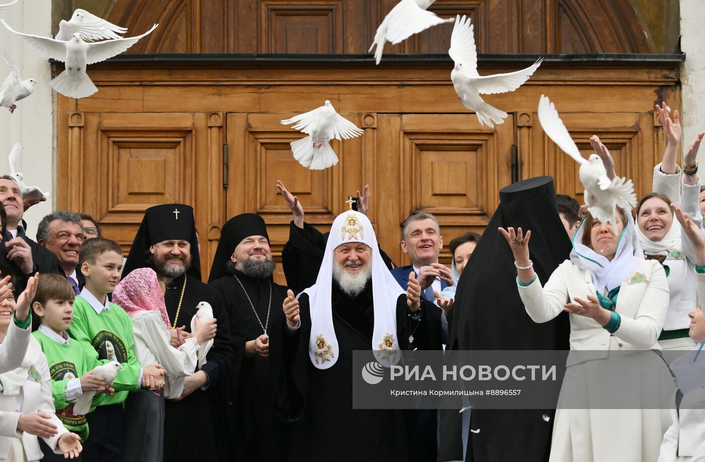 Патриарх Кирилл выпустил голубей в праздник Благовещения