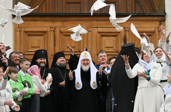 Патриарх Кирилл выпустил голубей в праздник Благовещения