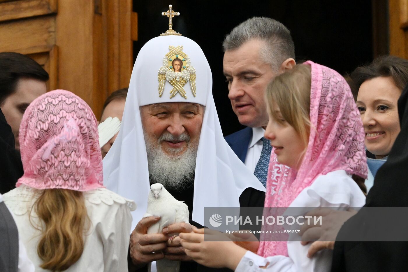 Патриарх Кирилл выпустил голубей в праздник Благовещения