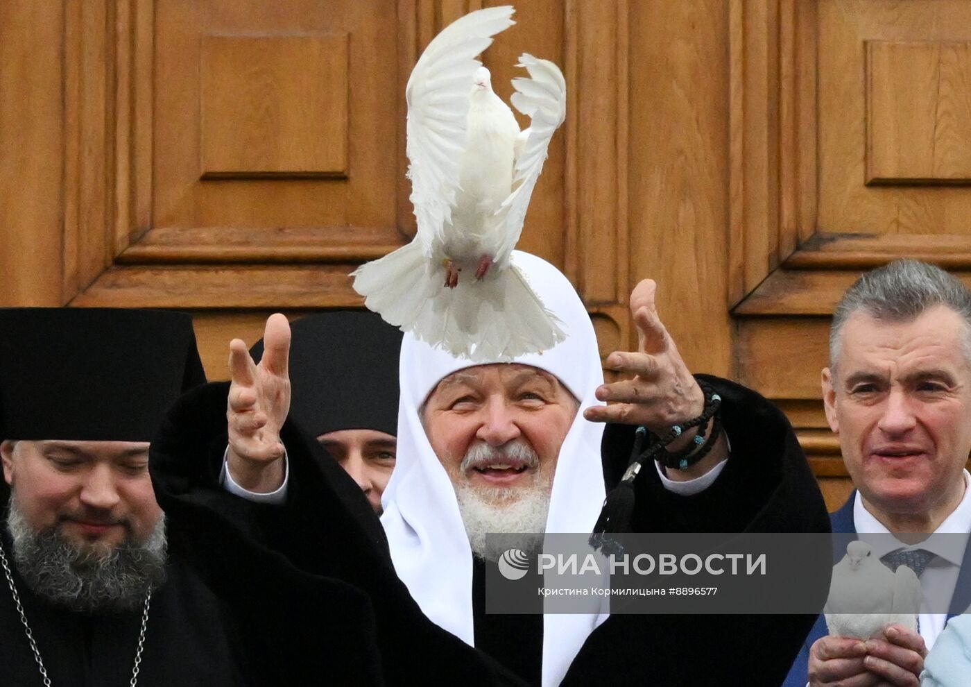 Патриарх Кирилл выпустил голубей в праздник Благовещения