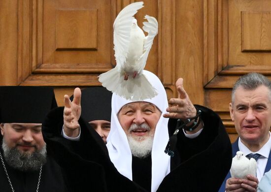 Патриарх Кирилл выпустил голубей в праздник Благовещения