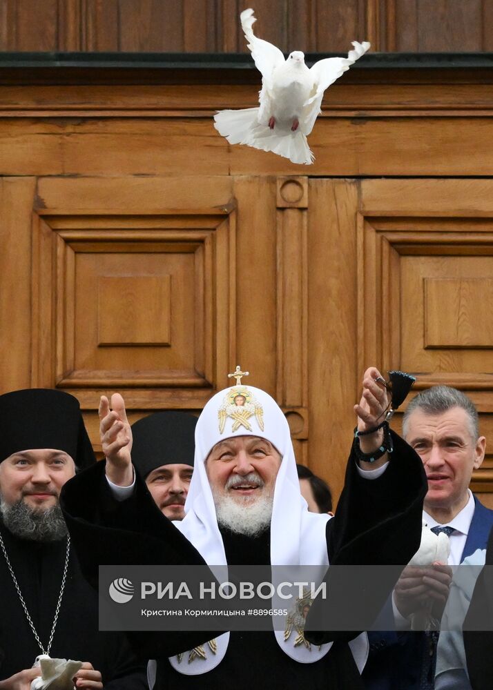 Патриарх Кирилл выпустил голубей в праздник Благовещения