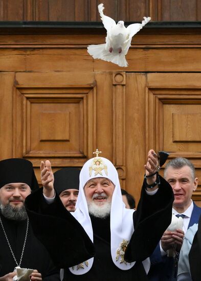 Патриарх Кирилл выпустил голубей в праздник Благовещения