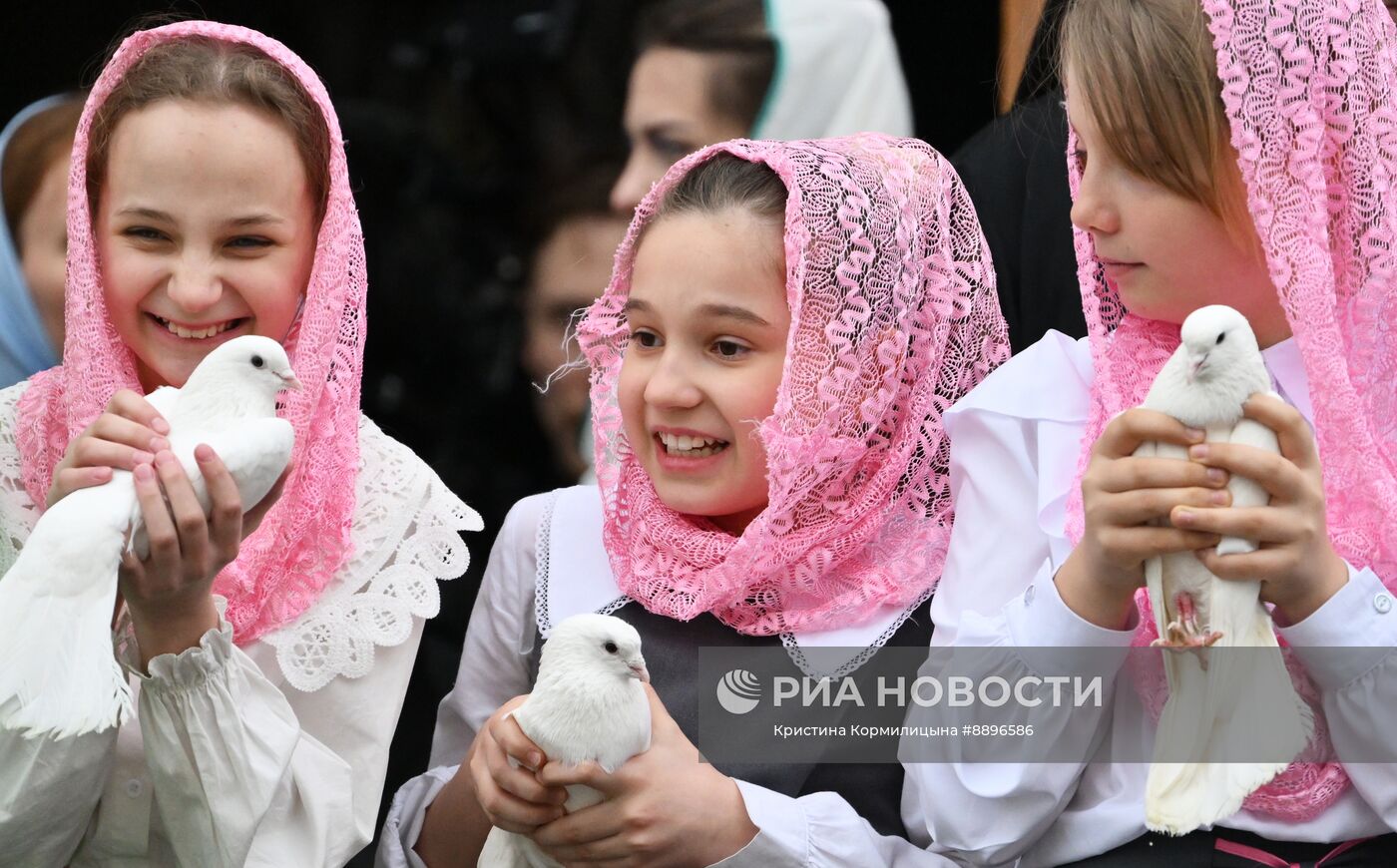 Патриарх Кирилл выпустил голубей в праздник Благовещения