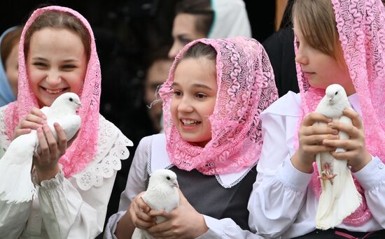 Патриарх Кирилл выпустил голубей в праздник Благовещения