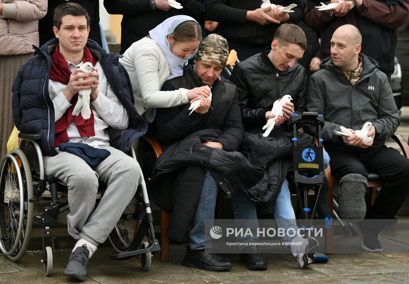 Патриарх Кирилл выпустил голубей в праздник Благовещения
